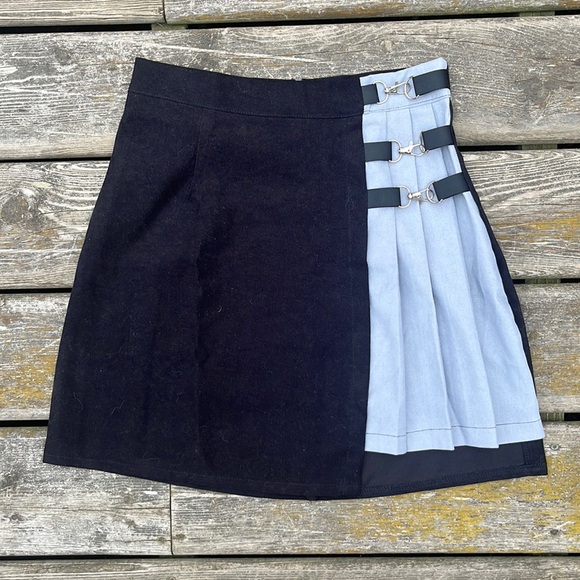 Romwe Black & Gray Pleated Mini Skirt - Picture 1 of 7